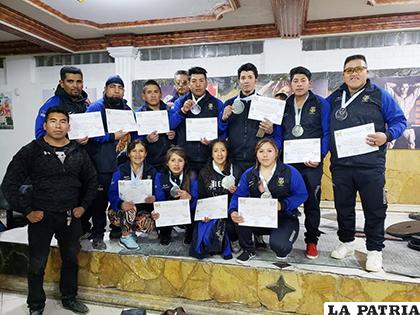 Delegación orureña que participó en el nacional de Potencia en Cochabamba /cortesía Policarpio Calani
