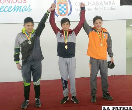 Rodrigo Yucra en 200 Espalda obtuvo la medalla de oro /Cortesía Héctor Villalpando