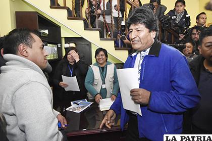 El presidente Morales tras la presentación de la lista de candidatos a senadurías, diputaciones, representaciones supraestatales y el programa de gobierno /APG