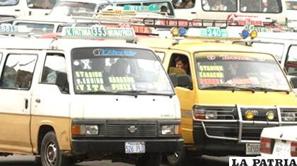 Minibuses de transporte público en la ciudad de La Paz /Radio Fides