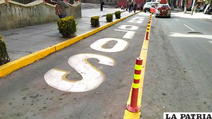 La calle Adolfo Mier también fue pintada de forma similar a como se marcarán los parqueos momentáneos /LA PATRIA