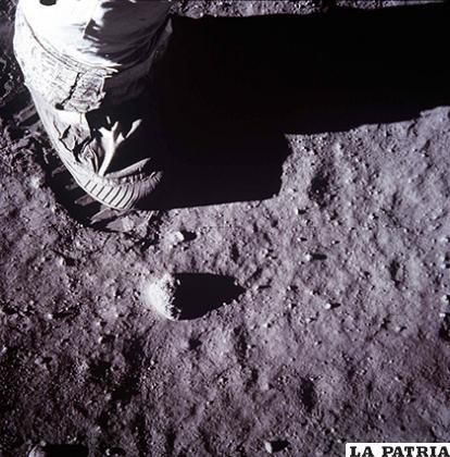 Acercamiento fotográfico de la huella del astronauta en el suelo lunar /AIRANDSPACE.SI.EDU