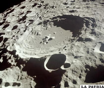 Vista oblicua del lado oscuro de la Luna /NASA