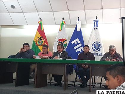 Directivos de la ex Febolfusa y la FBF durante la reunión /cortesía Edgar Martínez