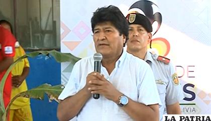 El presidente Evo Morales en la entrega de una cancha en el Beni /Bolivia Tv