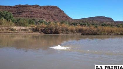El gas que sale del ducto causa movimiento en el agua del río San Juan del Oro / CORREO DEL SUR