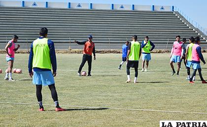 Ponce, brinda instrucciones durante el entrenamiento / LA PATRIA - Alex Zambrana