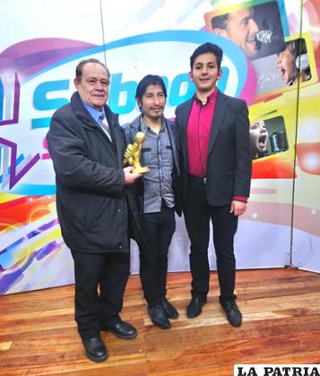 Benjamín Flores (der.) emocionado por ser ganador del certamen estudiantil 
/Sábado Sensacional