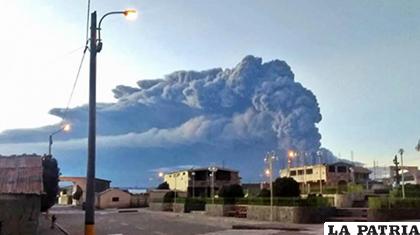 El volcán Ubina en plena erupcion, en el sur de Perú /Peru21