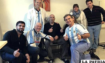 Carlos Bilardo (centro) acompañado de sus familiares /elpais.com