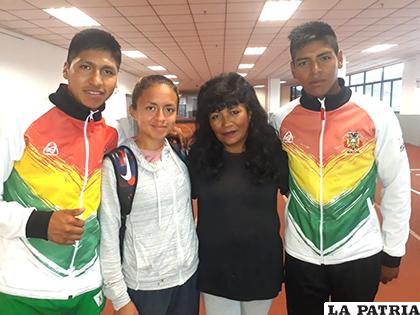 Joel y Fabricio Mamani (costados) junto a su entrenadora Nemia Coca /Cortesía Nemia Coca