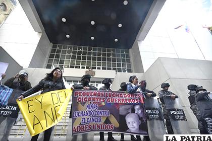 Pacientes con cáncer protestaron en puertas de la casa grande del pueblo /DANIEL MIRANDA/APGNOTICIAS