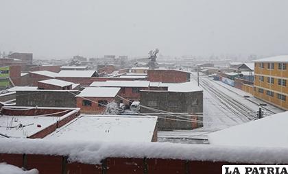La nevada se dejó sentir por el sector de Challapata /LA PATRIA