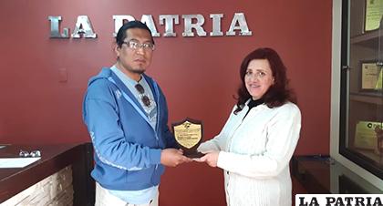 El representante de los exalumnos entregó el reconocimiento a la directora del periódico, Ximena Miralles /LA PATRIA