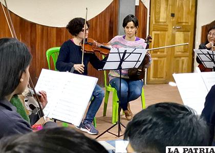 Ana Peña y Ana Simón en pleno trabajo con los músicos orureños /JUAN PABLO VILLEGAS