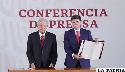 El presidente de México, Andrés Manuel López Obrador firmó ante un notario público su compromiso de no reelección /EFE