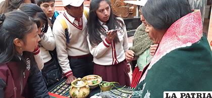 Jóvenes recopilaron la información que brindaron los adultos mayores /LA PATRIA