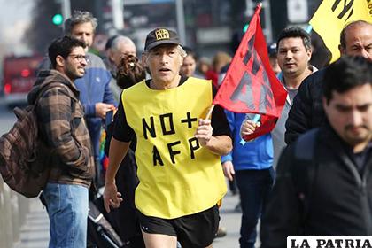 Un hombre fue registrado con una bandera, durante la 
