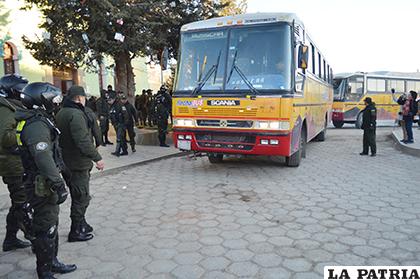 Las internas fueron trasladas en cuatro buses /LA PATRIA