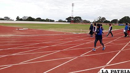 Jhoselyn Cuizara realizando el reconocimiento de la pista de atletismo /cortesía Marco Vargas