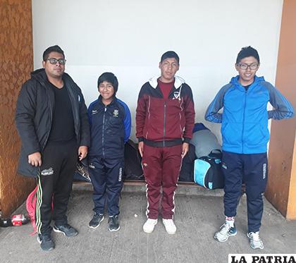 La delegación orureña a su arribo a la capital oriental /Cortesía Marco Vargas