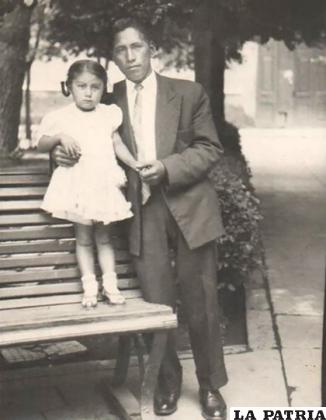 Tomás Cáceres Nava, precursor de la Danza de los Tobas, en una postal en la plaza Manuel de Castro y Padilla, junto a su primera nieta Andrea Cáceres Balderrama