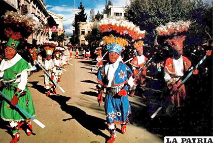 Tobas Zona Sud, en el Carnaval de Oruro de 1968, por inmediaciones de la plaza principal