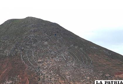 El emblemático escudo en el cerro San Pedro en riesgo de desaparecer /HOYBOLIVIA.COM