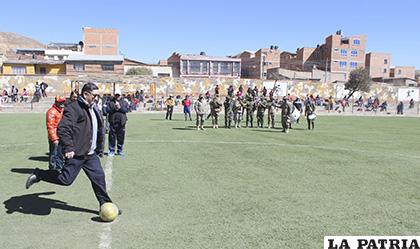 Patada inicial del campeonato efectuada por Juan Carlos Ramos Macias /LA PATRIA/Carla Herrera