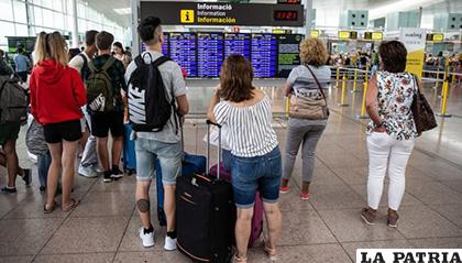 Varias personas no pudieron llegar a sus destinos, por la cancelación de vuelos en Barcelona /diario1.com