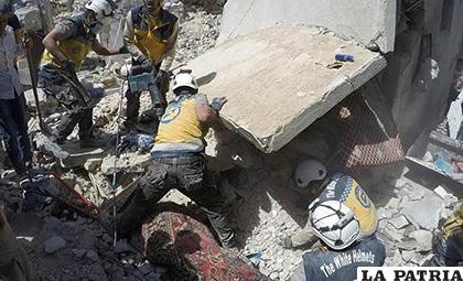 El rescate de personas atrapadas en los escombros, tras los bombardeos, en Siria /Pulsosanluisrm