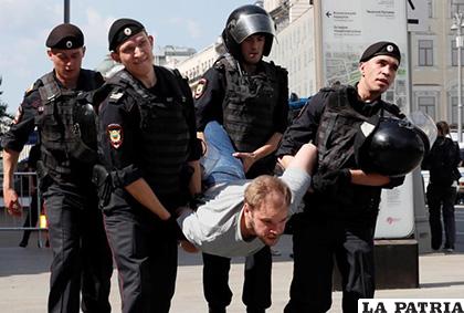 Detención durante una manifestación en Moscú /yimg.com