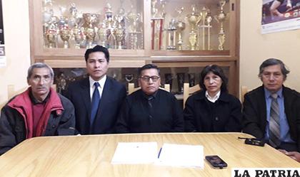 Integrantes del directorio del tenis de mesa orureño /cortesía Gustavo Cortez