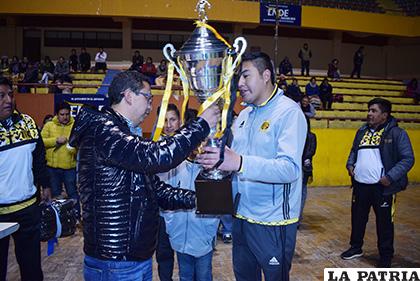Entrega del trofeo de campeón a la promoción 2005 