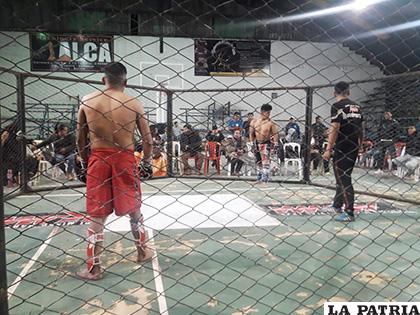 El octágono se habilitó en la cancha del CAN para los combates /LA PATRIA