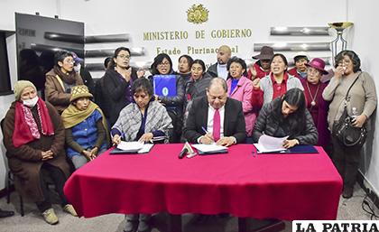 El ministro Romero y los enfermos con cáncer firman el acuerdo /APG