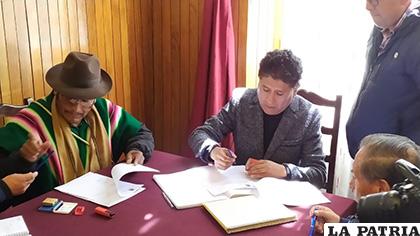 Comunarios de Sora y autoridades municipales firman acuerdo /LA PATRIA
