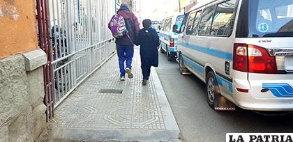 Niños corrieron junto a sus padres por el tráfico congestionado /LA PATRIA