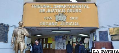 Autoridades y funcionarios judiciales en Oruro reunieron fondos para la adquisición de insumos de bioseguridad /TDJO