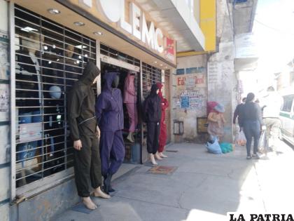 Algunas empresas de ropa deportiva se dedican a la confección de ropa de bioseguridad /Ovidio Cayoja /LA PATRIA