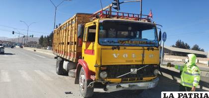 El camión amarillo en el punto de la colisión /LA PATRIA
