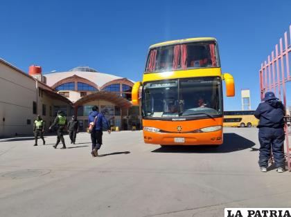 Los pasajeros sólo pueden sentarse al lado de las ventanas y sin acompañante /LA PATRIA