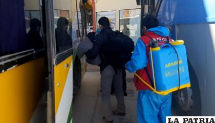 Los pasajeros son desinfectados antes de abordar el ómnibus /LA PATRIA