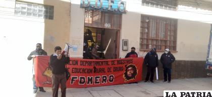 Algunos maestros rurales ayer tomaron el edificio de la DDEO de forma simbólica /LA PATRIA