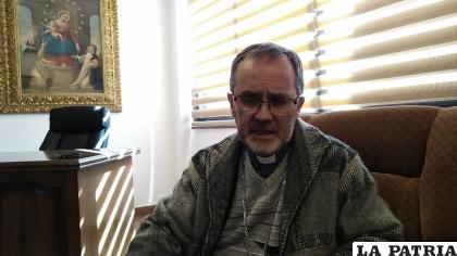 Monseñor Bialasik agradece a la población por colaborar con la iglesia /Ovidio Cayoja /LA PATRIA