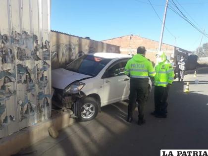 El accidente dejó serios daños materiales al vehículo /Rubén García
