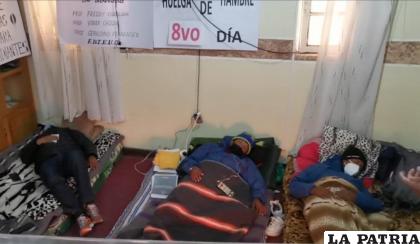 Los maestros continúan en el piquete de huelga de hambre /LA PATRIA