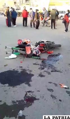 La motocicleta terminó completamente destrozada
