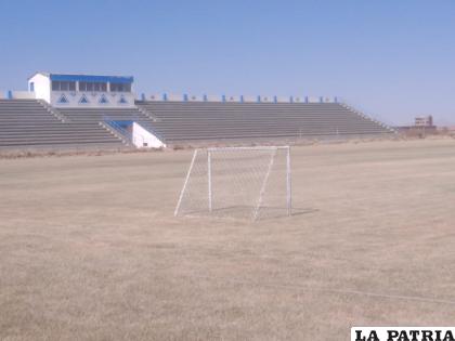 El césped de la cancha principal está prácticamente quemado por el frío /Ovidio Cayoja /LA PATRIA