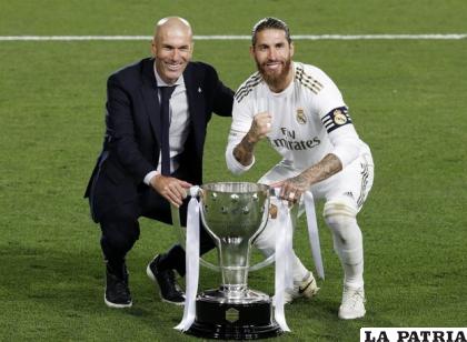 Zinedine Zidane junto a Sergio Ramos con el trofeo de campeón /as.com